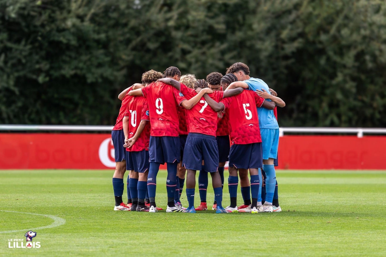 La jeunesse du LOSC se r&eacute;unit avant de partir &agrave; l'attaque.