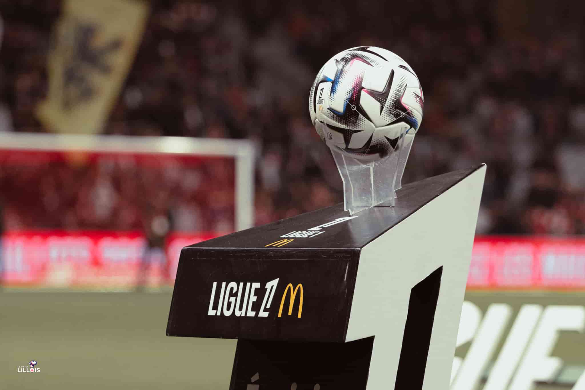 Ligue 1 Logo Le ballon de la Ligue 1 attend son heure avant LOSC - Stade Brestois.
