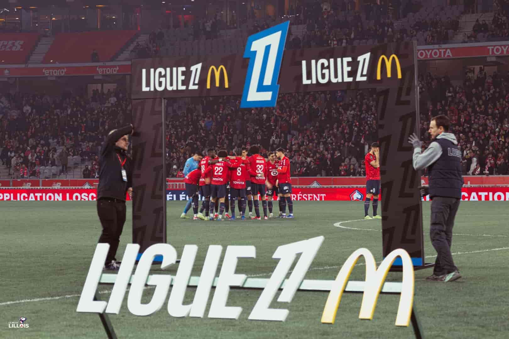 Les affichages de Ligue 1 sur la pelouse de la Decathlon Arena - Stade Pierre-Mauroy