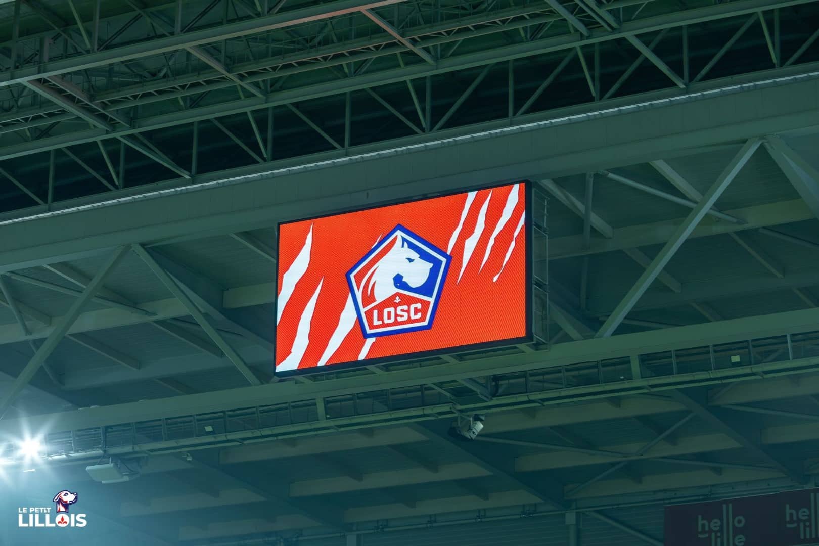 Le logo du LOSC sur les &eacute;crans g&eacute;ants de la Decathlon Arena - Stade Pierre-Mauroy.