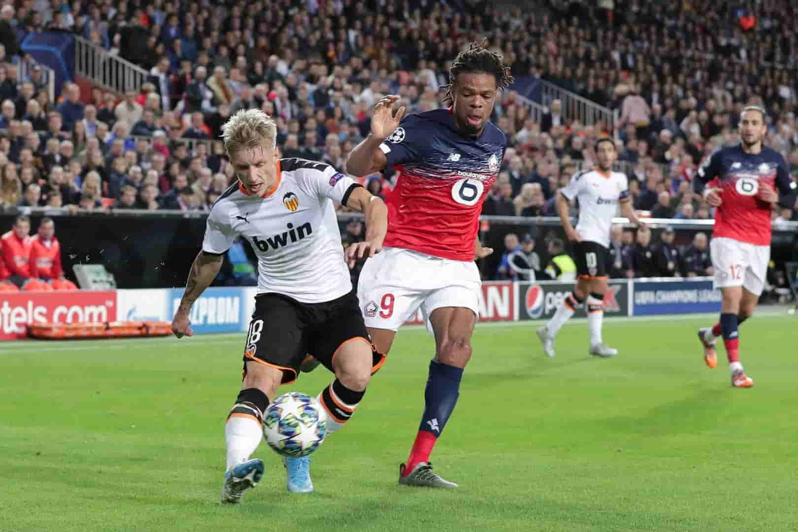 Loïc Rémy Loïc Rémy engagé dans un duel avec Daniel Wass pendant LOSC - FC Valence.