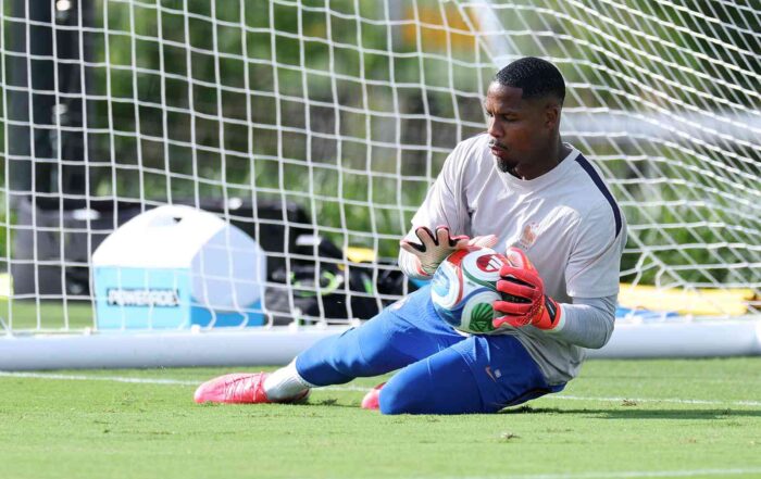 PHILADELPHIE, PENNSYLVANIE - 21 JUIN : Le gardien Mike Maignan #16 de France effectue des exercices lors de l&rsquo;entra&icirc;nement de l&rsquo;&eacute;quipe, un jour avant le match de Groupe I de la Coupe du Monde de la FIFA 2026 entre la France et l&rsquo;Irak au Rhodes Field le 21 juin 2026 &agrave; Philadelphie, Pennsylvanie.