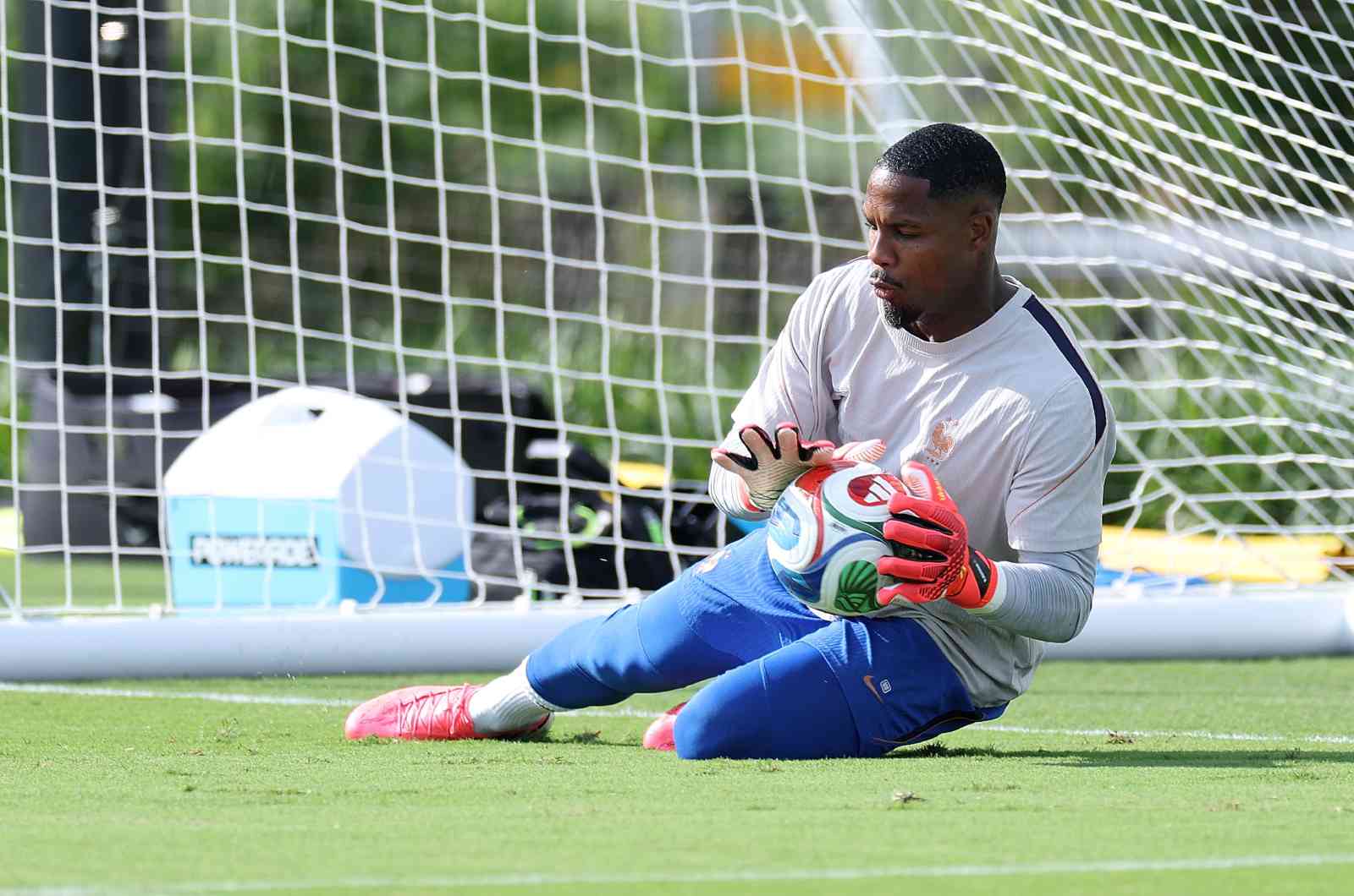PHILADELPHIE, PENNSYLVANIE - 21 JUIN : Le gardien Mike Maignan #16 de France effectue des exercices lors de l&rsquo;entra&icirc;nement de l&rsquo;&eacute;quipe, un jour avant le match de Groupe I de la Coupe du Monde de la FIFA 2026 entre la France et l&rsquo;Irak au Rhodes Field le 21 juin 2026 &agrave; Philadelphie, Pennsylvanie.