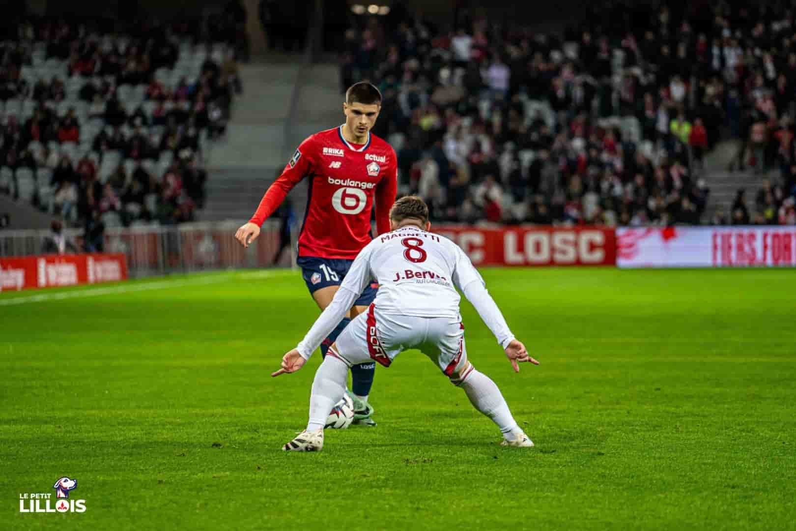 Matias Fernandez-Pardo dans un duel avec Hugo Magnetti pendant LOSC - Stade Brestois 29.
