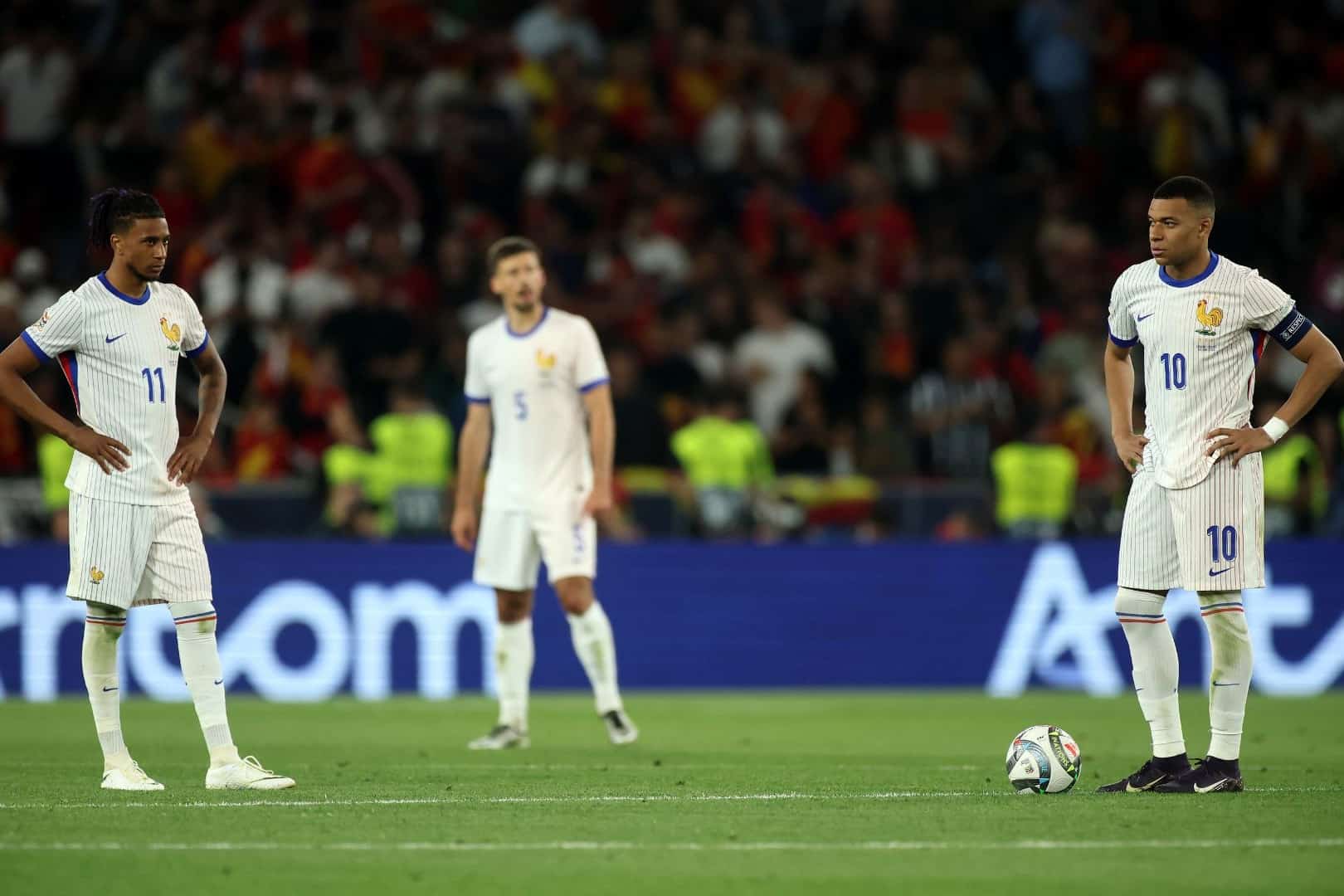 Michael Olise et Kylian Mbappé en équipe de France.