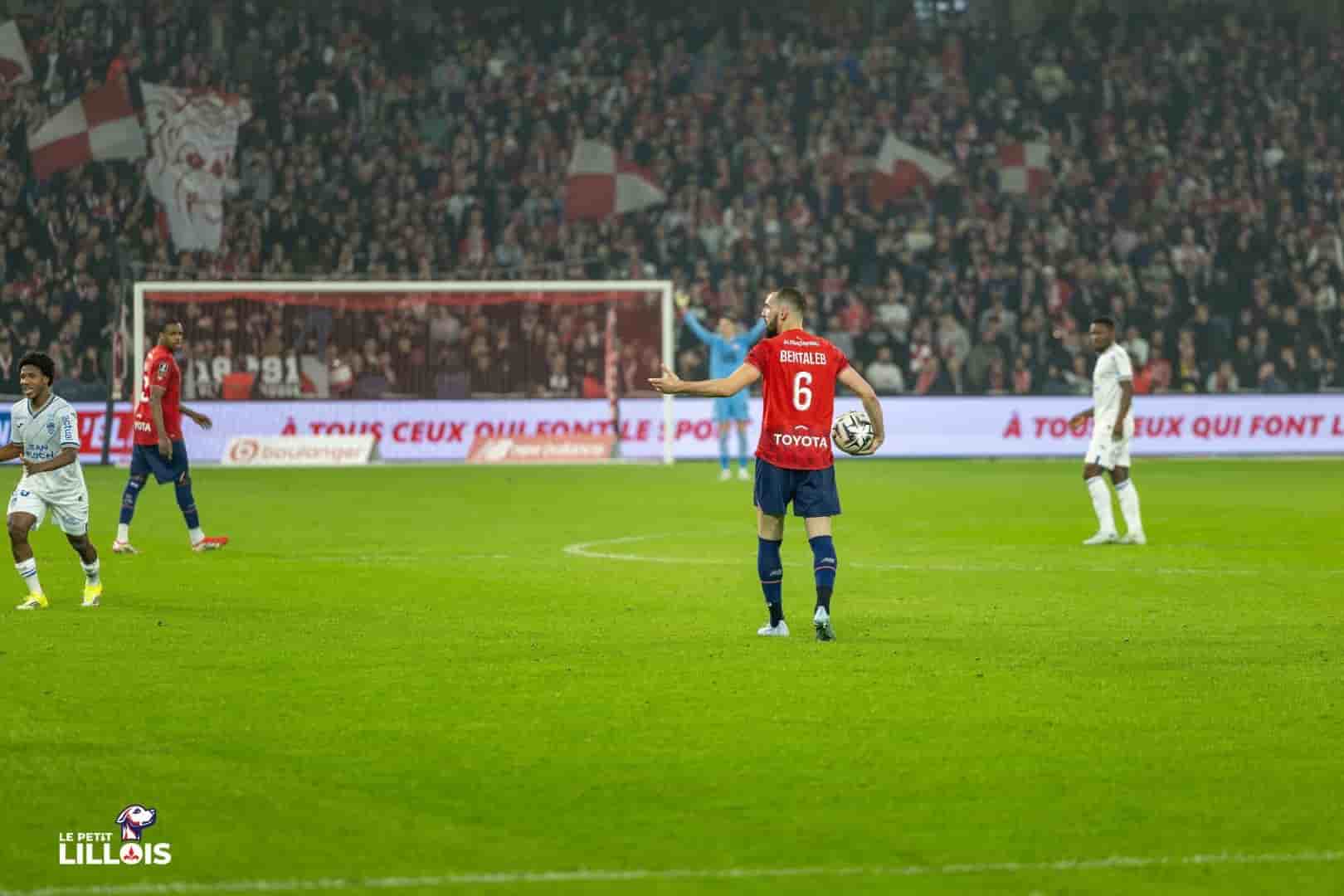 Nabil Bentaleb au c&oelig;ur du jeu lillois pendant LOSC - FC Lorient.