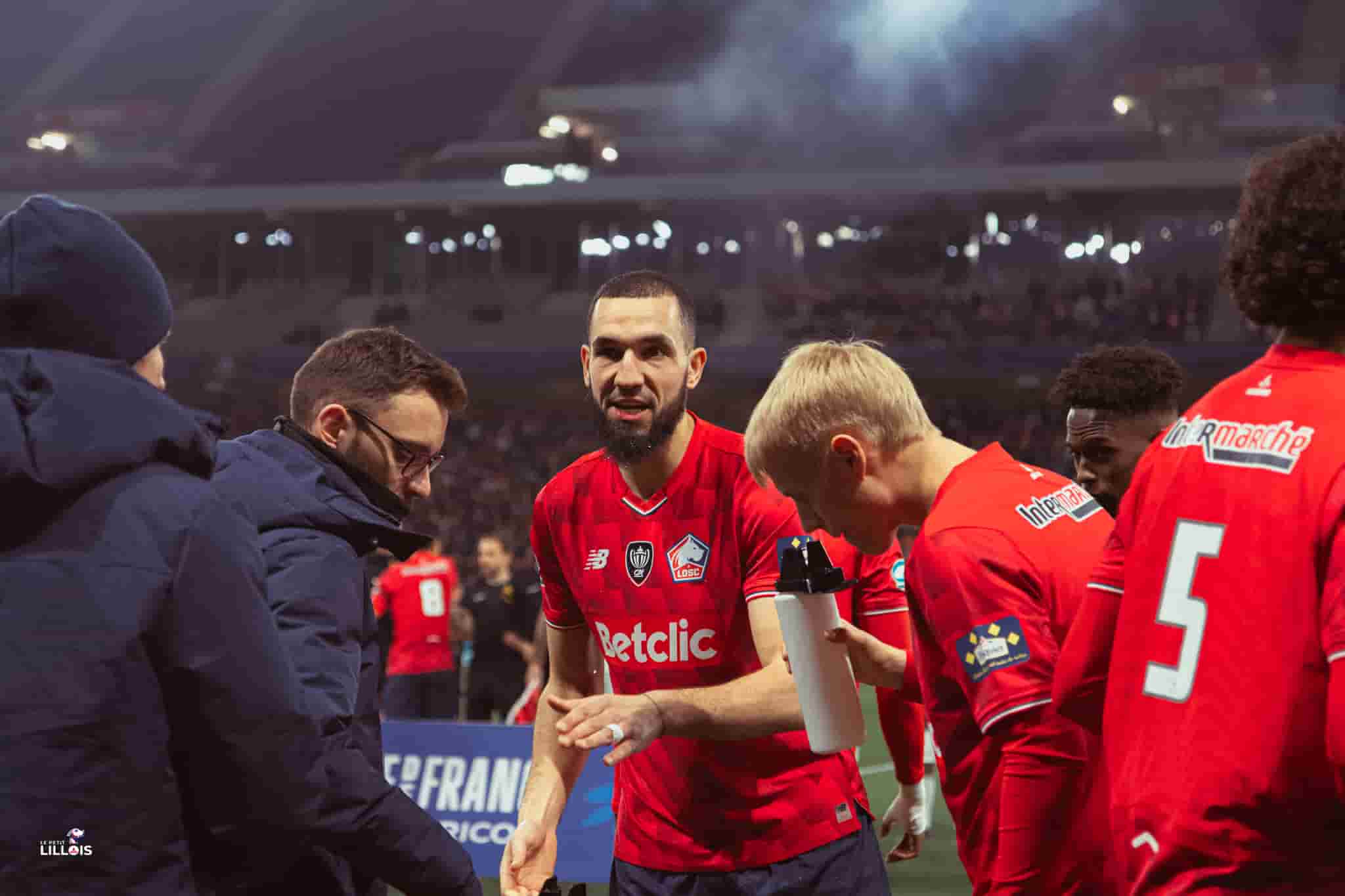 Nabil Bentaleb en discussion avec Hakon Haraldsson et un membre du staff du LOSC.