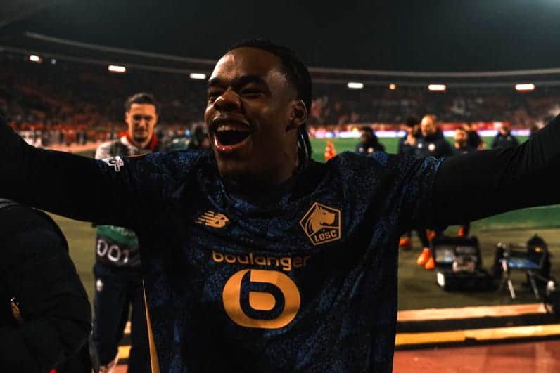 Nathan Ngoy c&eacute;l&egrave;bre devant le parcage lillois apr&egrave;s la victoire acquise par le LOSC sur l'&rsquo;&Eacute;toile Rouge de Belgrade.