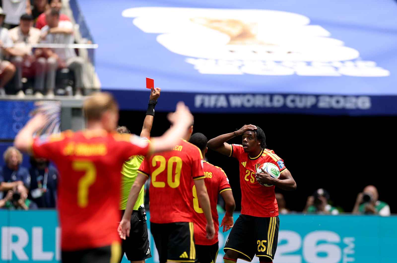 Nathan Ngoy Belgique Iran INGLEWOOD, CALIFORNIE - 21 JUIN : Nathan Ngoy #25 de Belgique reçoit un carton rouge de l’arbitre Dario Herrera lors du match du groupe G de la Coupe du Monde FIFA 2026 entre la Belgique et l’IR Iran au Los Angeles Stadium le 21 juin 2026 à Inglewood, Californie.