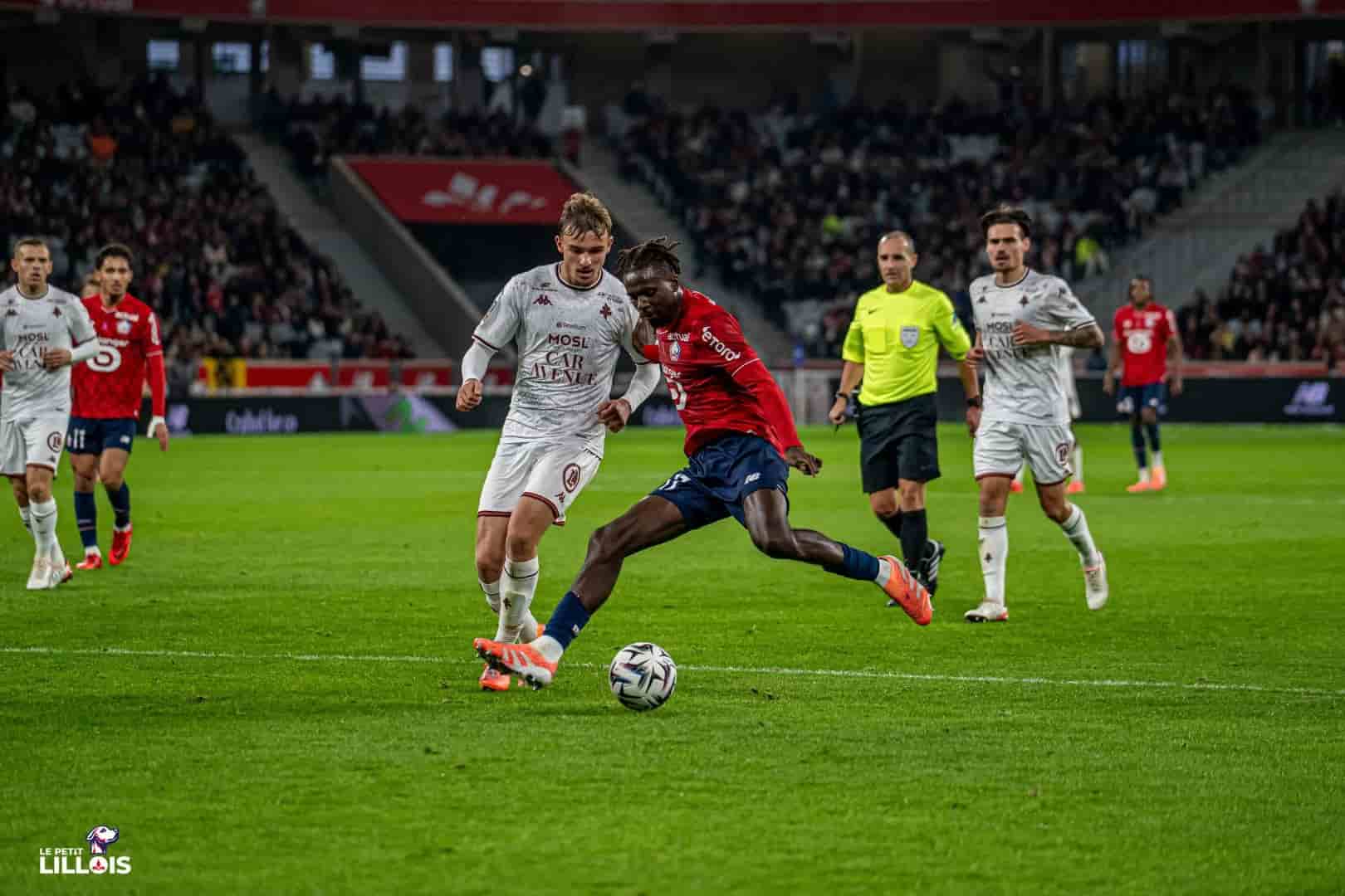 Ngal’ayel Mukau LOSC Ngal'ayel Mukau engagé dans un duel pendant LOSC - FC Metz.