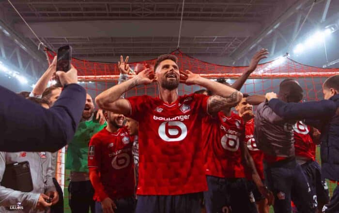 Olivier Giroud célèbre la victoire avec les supporters lillois après LOSC - RC Lens.