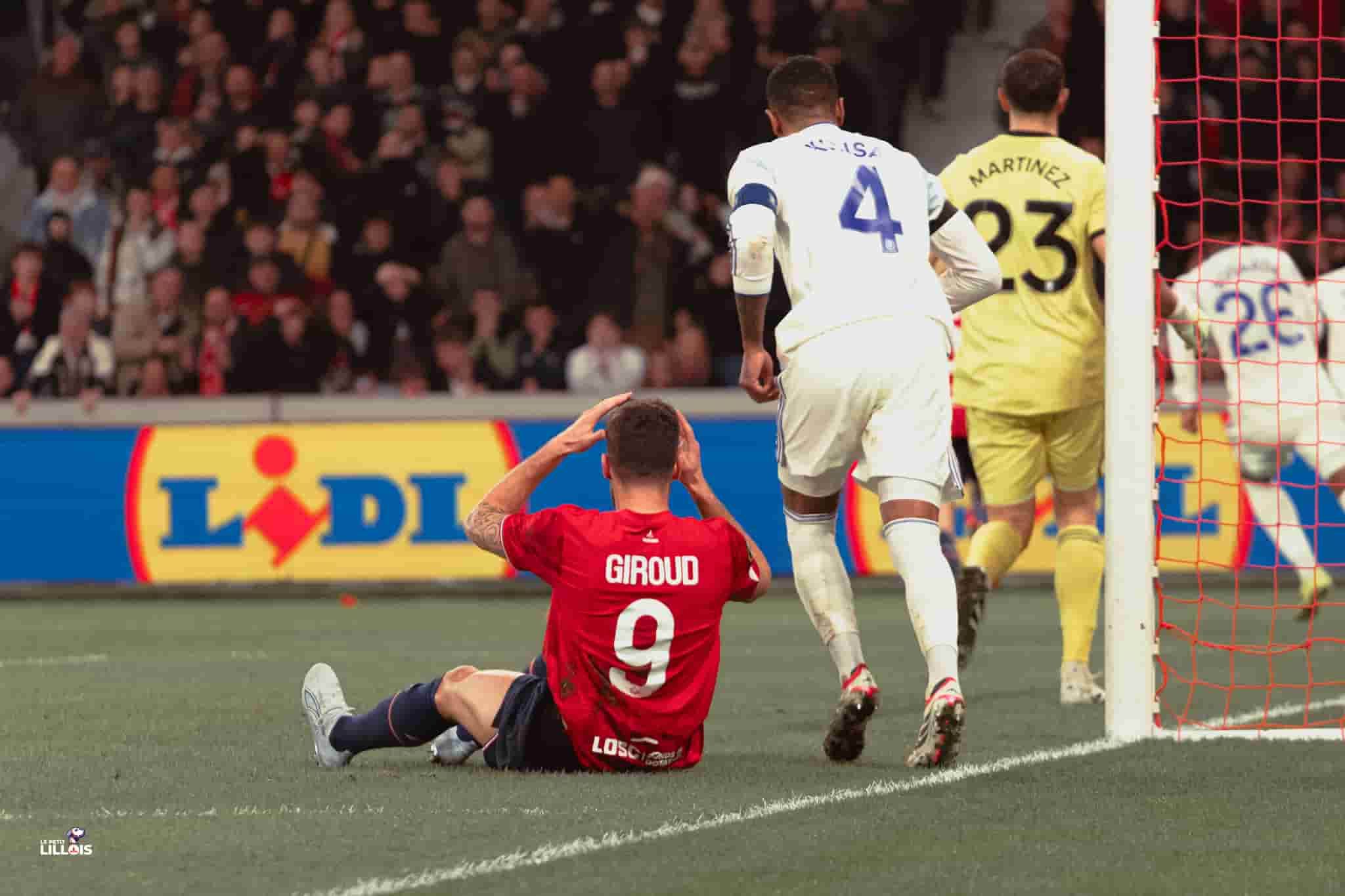 Olivier Giroud au sol pendant LOSC - Aston Villa.