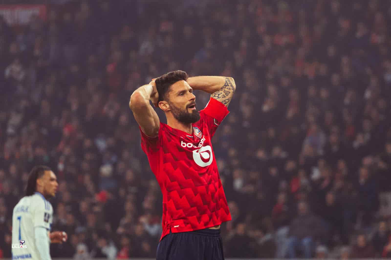 Olivier Giroud se tient la t&ecirc;te entre les mains pendant LOSC - RC Strasbourg.