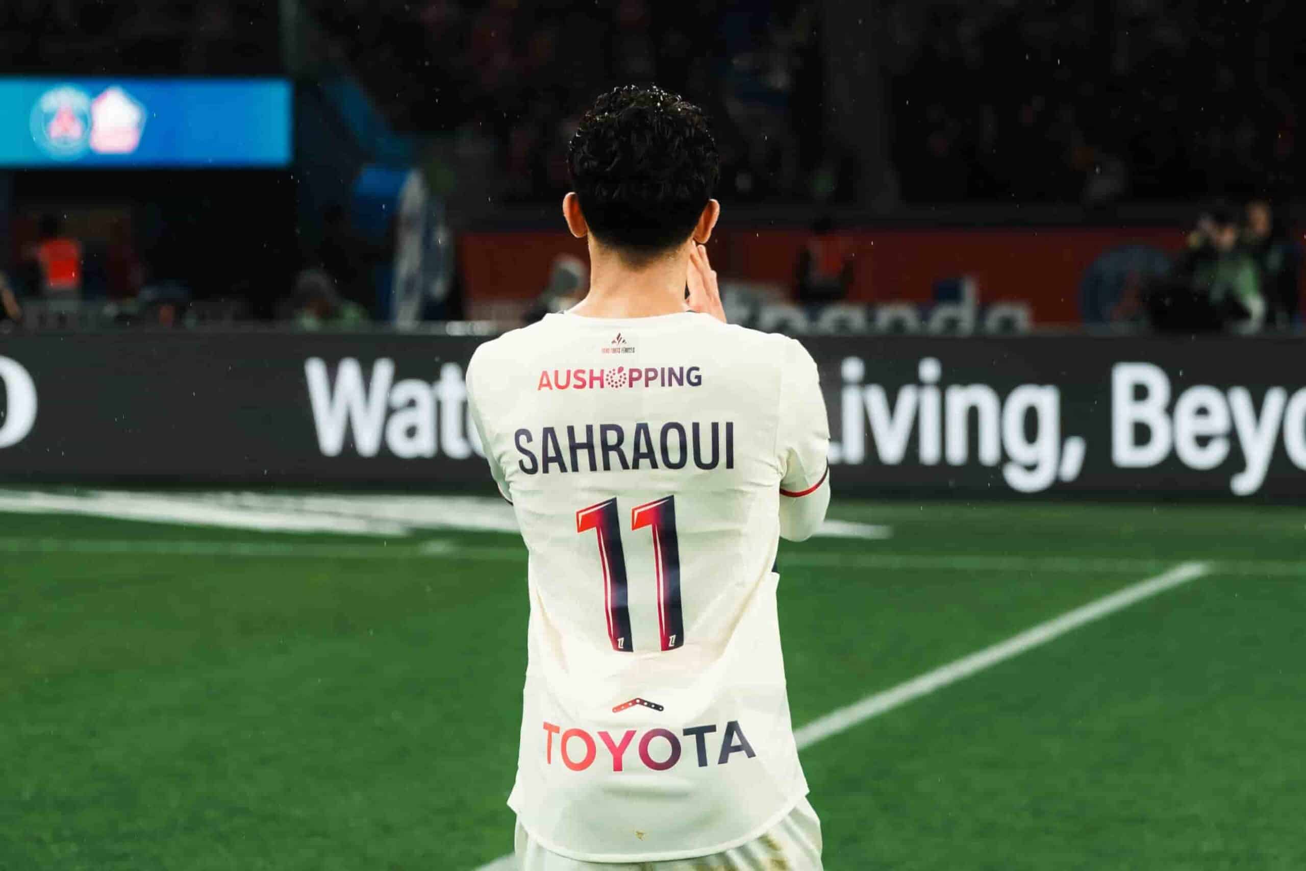 Osame Sahraoui applaudit le parcage lillois apr&egrave;s PSG - LOSC.