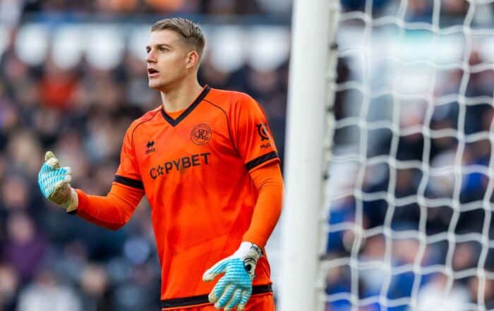 DERBY, ANGLETERRE - 25 OCTOBRE : Paul Nardi des Queens Park Rangers lors du match du Sky Bet Championship entre Derby County et Queens Park Rangers au Pride Park le 25 octobre 2025 &agrave; Derby, en Angleterre.