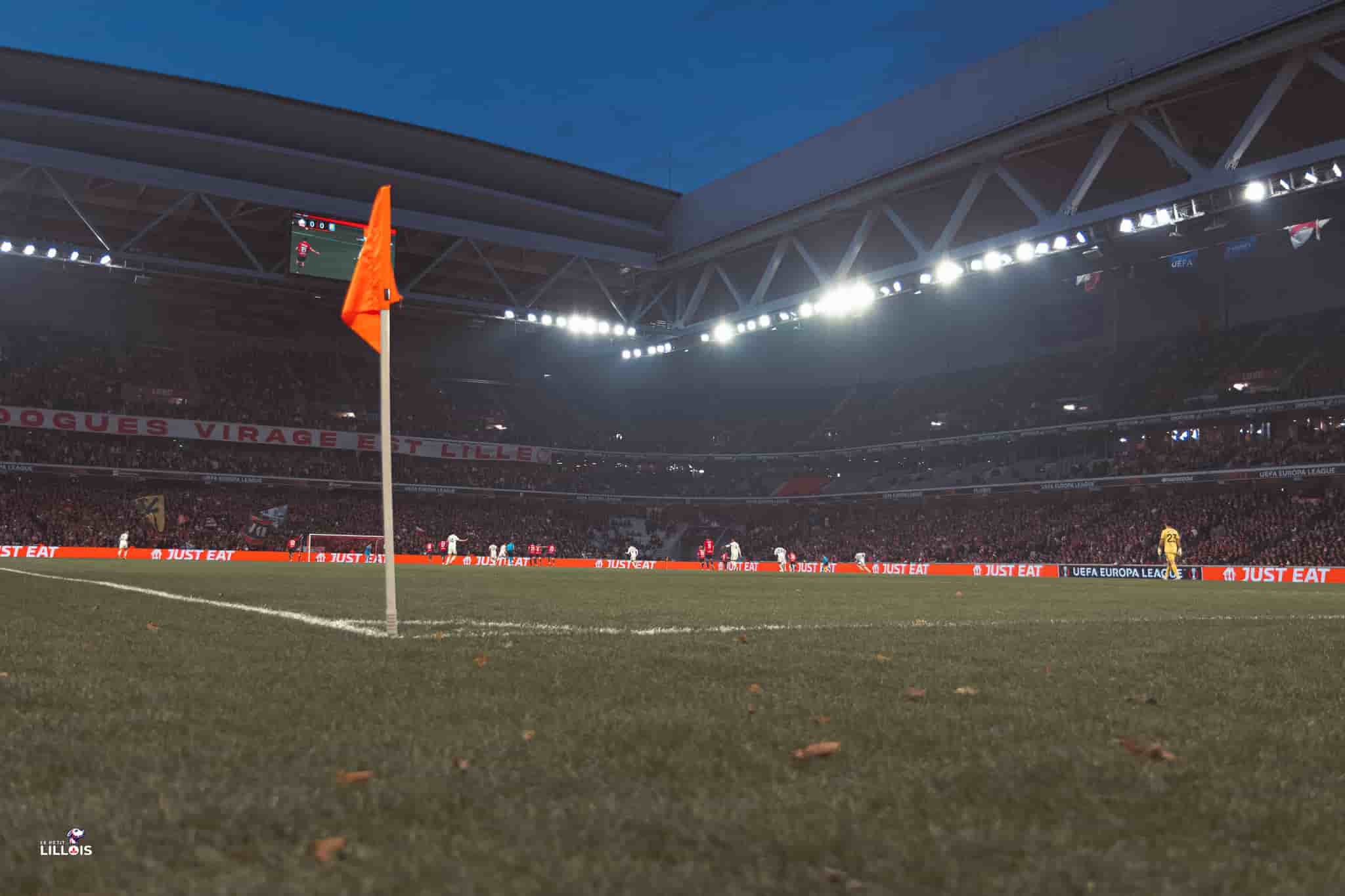 La Decathlon Arena - Stade Pierre Mauroy, enceinte du LOSC, et sa pelouse.