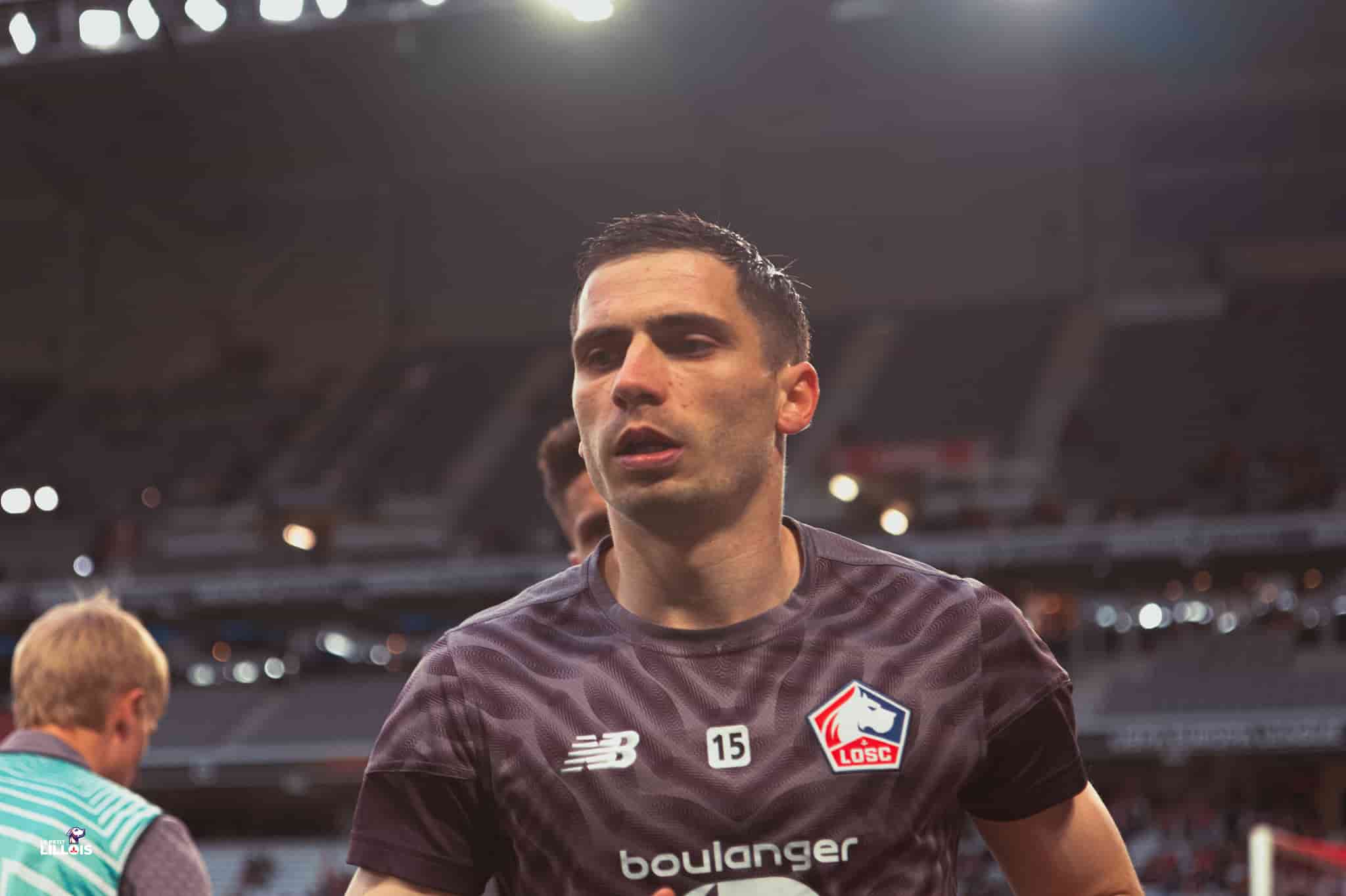 Romain Perraud Romain Perraud à l'échauffement avant LOSC - Aston Villa.