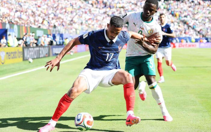 EAST RUTHERFORD, NEW JERSEY - 16 JUIN : William Saliba #17 de France contr&ocirc;le le ballon contre Bamba Dieng #9 du S&eacute;n&eacute;gal lors du match de Groupe I de la Coupe du Monde FIFA 2026 entre la France et le S&eacute;n&eacute;gal au New York New Jersey Stadium le 16 juin 2026 &agrave; East Rutherford, New Jersey.