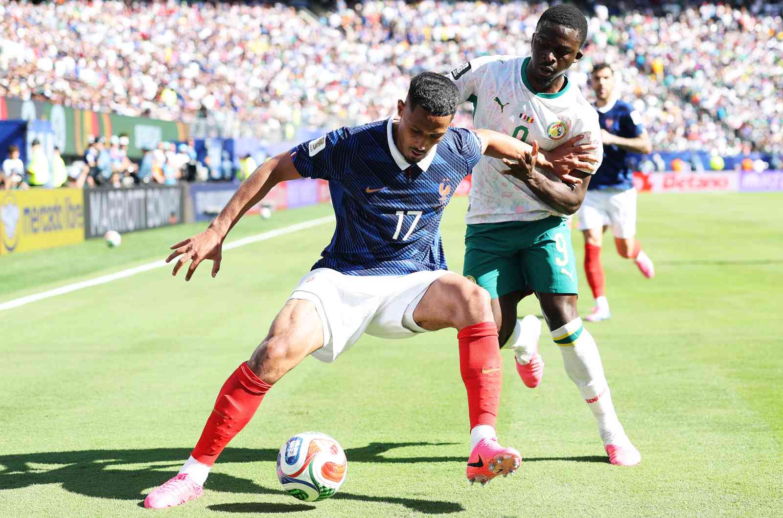 EAST RUTHERFORD, NEW JERSEY - 16 JUIN : William Saliba #17 de France contr&ocirc;le le ballon contre Bamba Dieng #9 du S&eacute;n&eacute;gal lors du match de Groupe I de la Coupe du Monde FIFA 2026 entre la France et le S&eacute;n&eacute;gal au New York New Jersey Stadium le 16 juin 2026 &agrave; East Rutherford, New Jersey.
