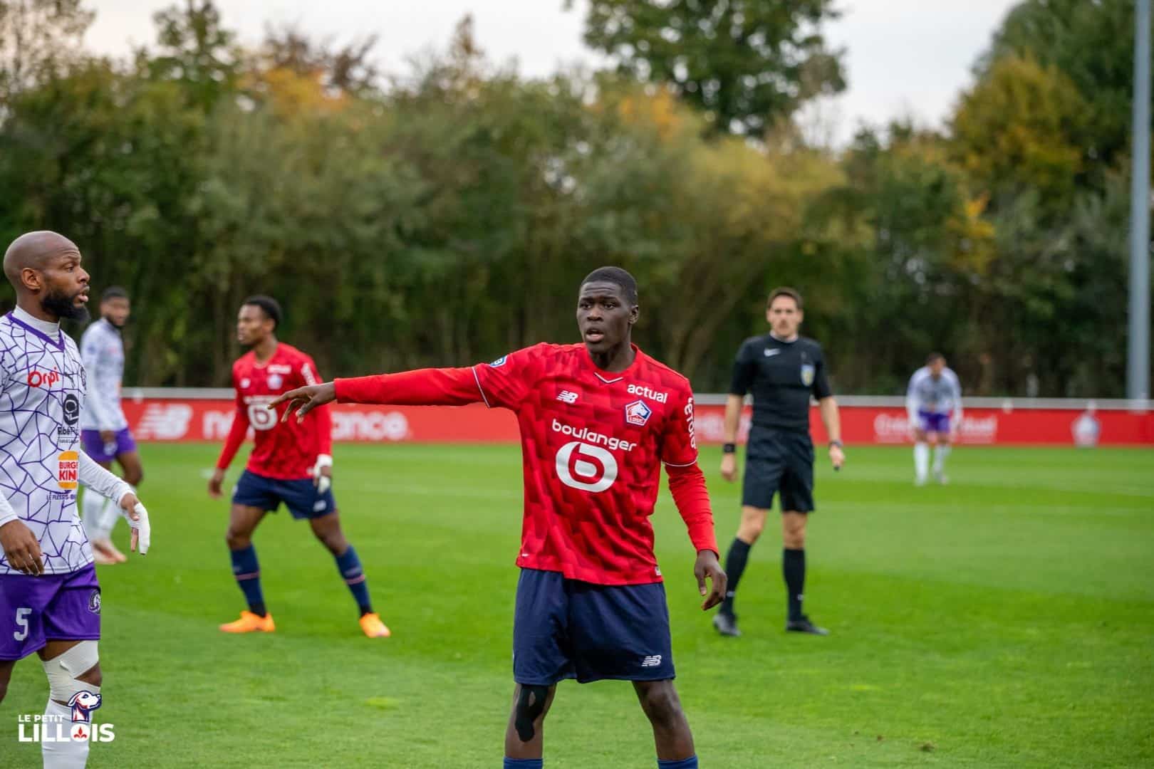 Soriba Diaoune LOSC Soriba Diaoune sur la pelouse du Domaine de Luchin avec les jeunes du LOSC.