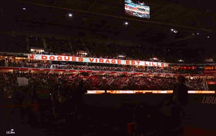 Les supporters du LOSC dans les tribunes de la Decathlon Arena - Stade Pierre-Mauroy.