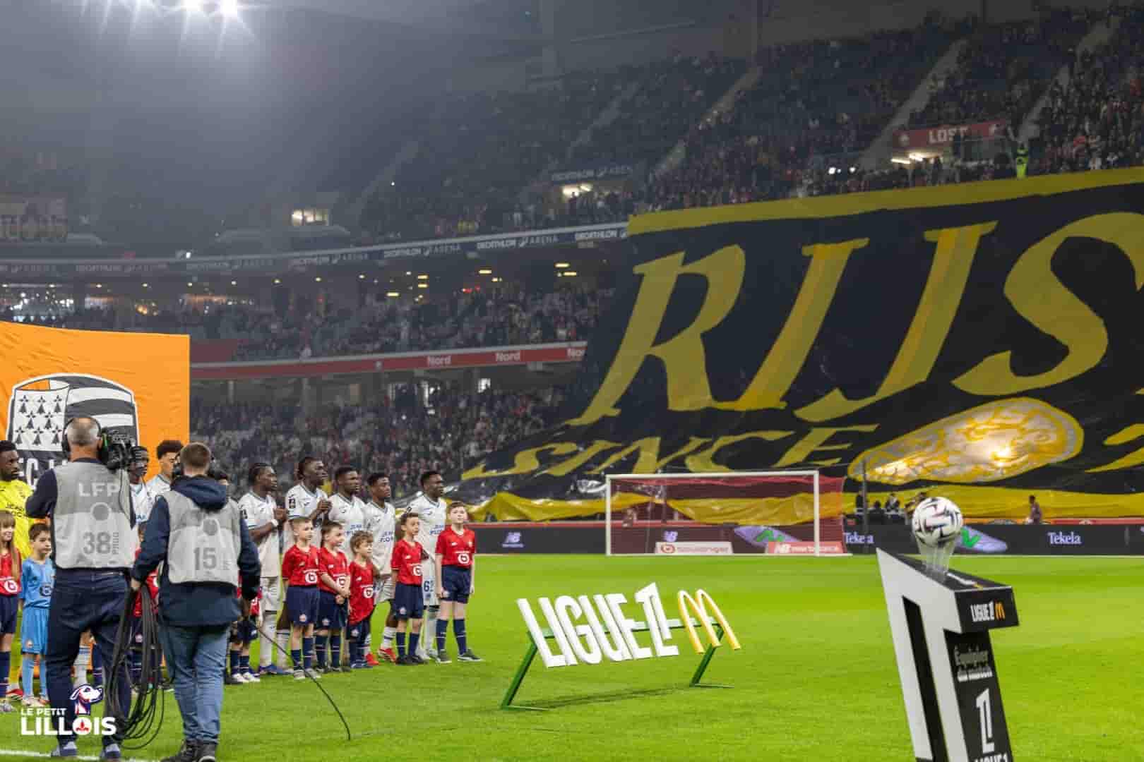 Les supporters lillois en tribunes pendant LOSC - FC Lorient.