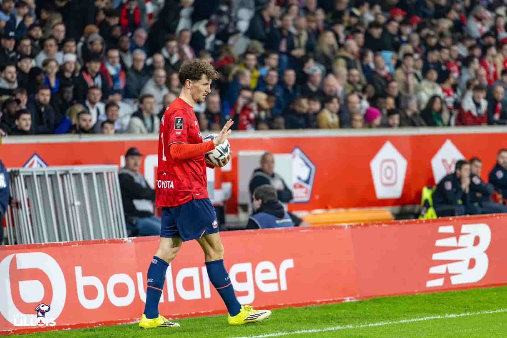 Thomas Meunier s'appr&ecirc;te &agrave; r&eacute;aliser une touche pendant LOSC - FC Lorient.