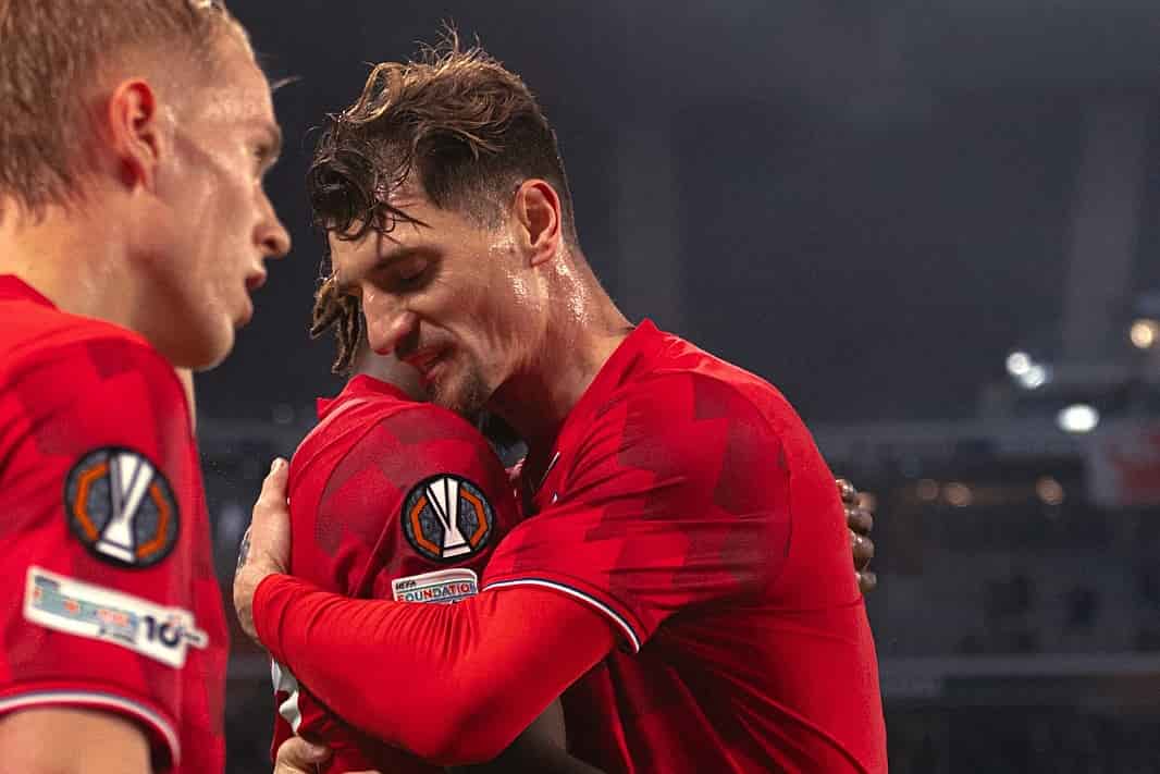 Thomas Meunier LOSC Thomas Meunier prend Ngal'ayel Mukau dans ses bras suite à son but pendant LOSC - Dinamo Zagreb.