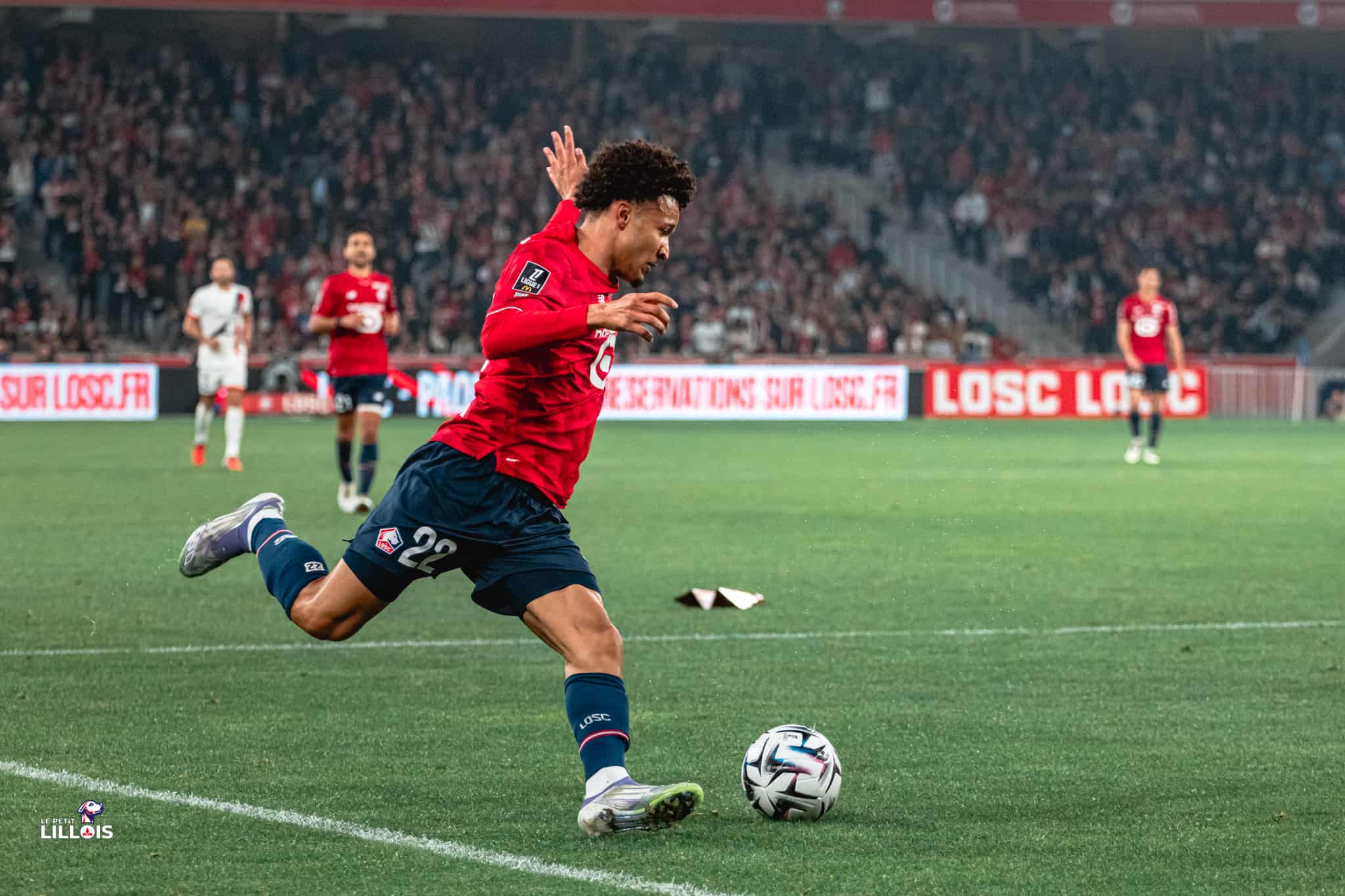 Tiago Santos longe la ligne de touche avec le cuir au bout du pied pendant LOSC - PSG.
