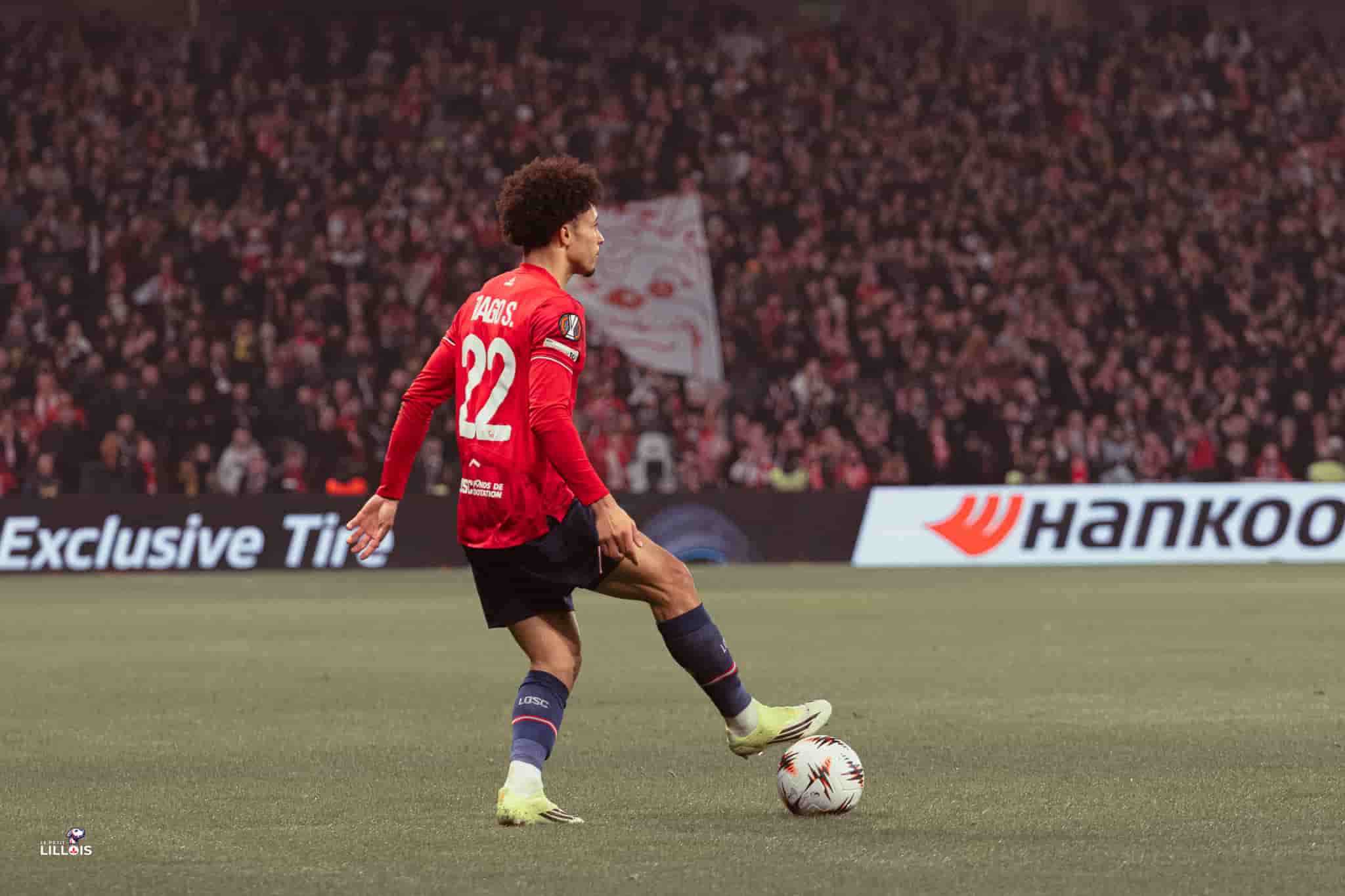 Tiago Santos LOSC Tiago Santos titularisé par Bruno Genesio pour LOSC - SC Fribourg.