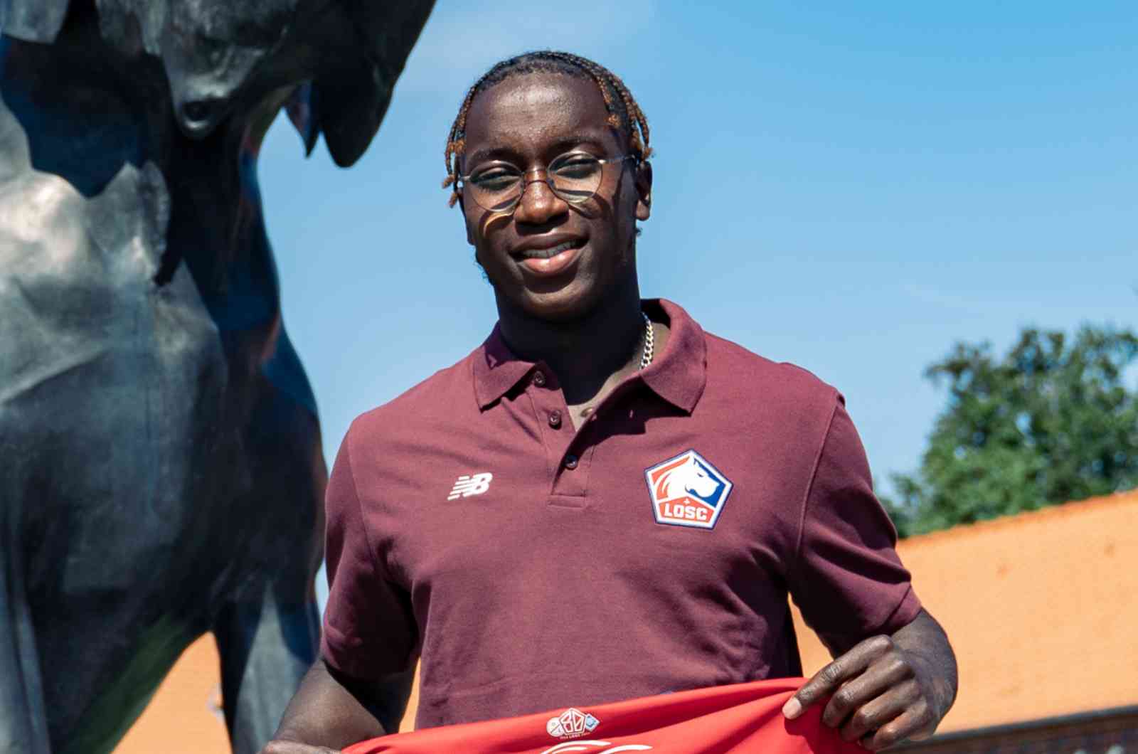 Lilian Baret lors de sa prolongation de contrat avec le LOSC.
