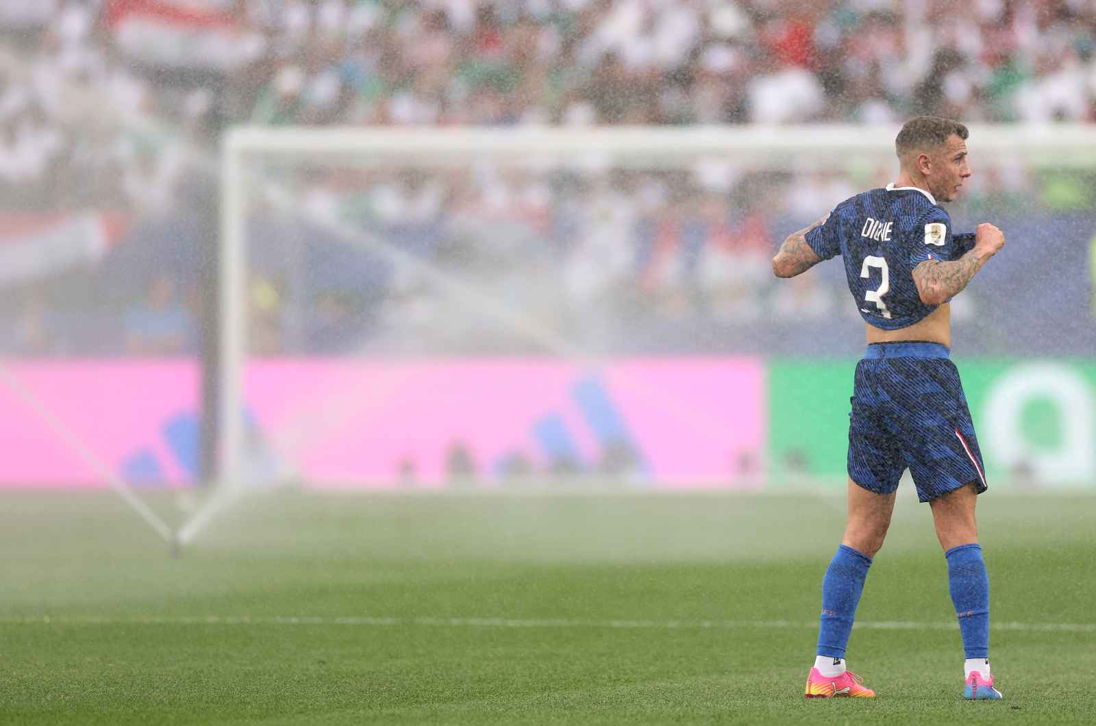 lucas digne cdm france irak PHILADELPHIE, PENNSYLVANIE - 22 JUIN : Lucas Digne #3 de France se rafraîchit lors d’une pause hydratation lors du match de Groupe I de la Coupe du Monde FIFA 2026 entre la France et l’Irak au Philadelphia Stadium le 22 juin 2026 à Philadelphie, Pennsylvanie.