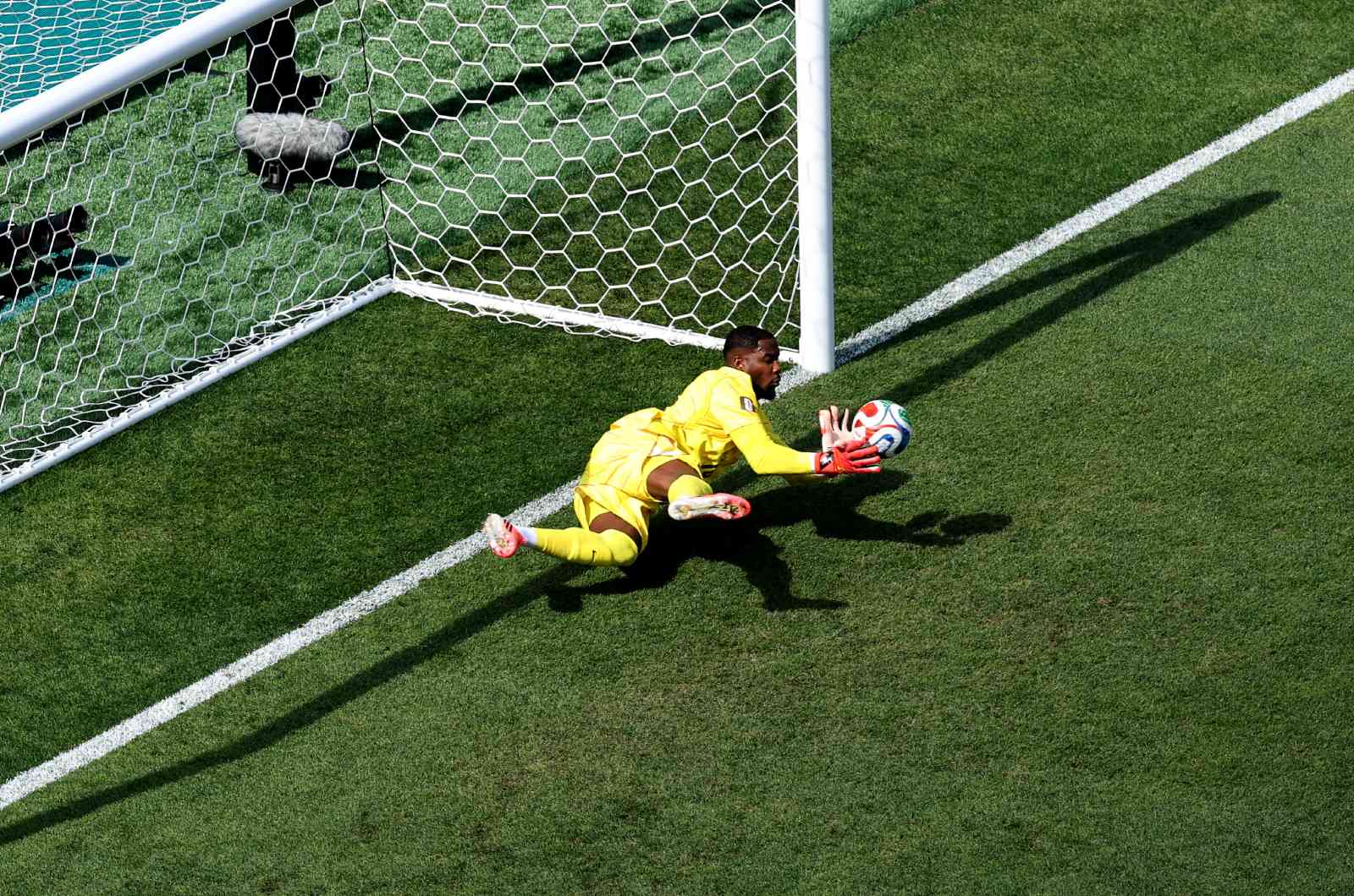 FOXBOROUGH, MASSACHUSETTS - 26 JUIN : Mike Maignan #16 de France r&eacute;alise un arr&ecirc;t sur penalty de Jorgen Strand Larsen #11 de Norv&egrave;ge lors du match de Groupe I de la Coupe du Monde FIFA 2026 entre la Norv&egrave;ge et la France au Boston Stadium le 26 juin 2026 &agrave; Foxborough, Massachusetts.