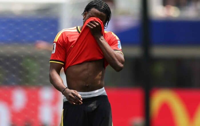 INGLEWOOD, CALIFORNIE - 21 JUIN : Nathan Ngoy #25 de Belgique quitte le terrain après avoir reçu un carton rouge lors du match du groupe G de la Coupe du Monde FIFA 2026 entre la Belgique et la IR Iran au Los Angeles Stadium le 21 juin 2026 à Inglewood, Californie.
