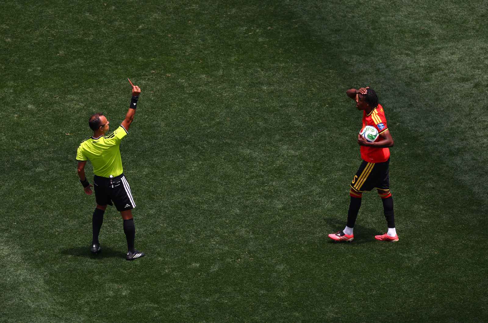 INGLEWOOD, CALIFORNIE - 21 JUIN : Nathan Ngoy #25 de Belgique re&ccedil;oit un carton rouge de l&rsquo;arbitre Dario Herrera lors du match du groupe G de la Coupe du Monde FIFA 2026 entre la Belgique et l&rsquo;IR Iran au Los Angeles Stadium le 21 juin 2026 &agrave; Inglewood, Californie.