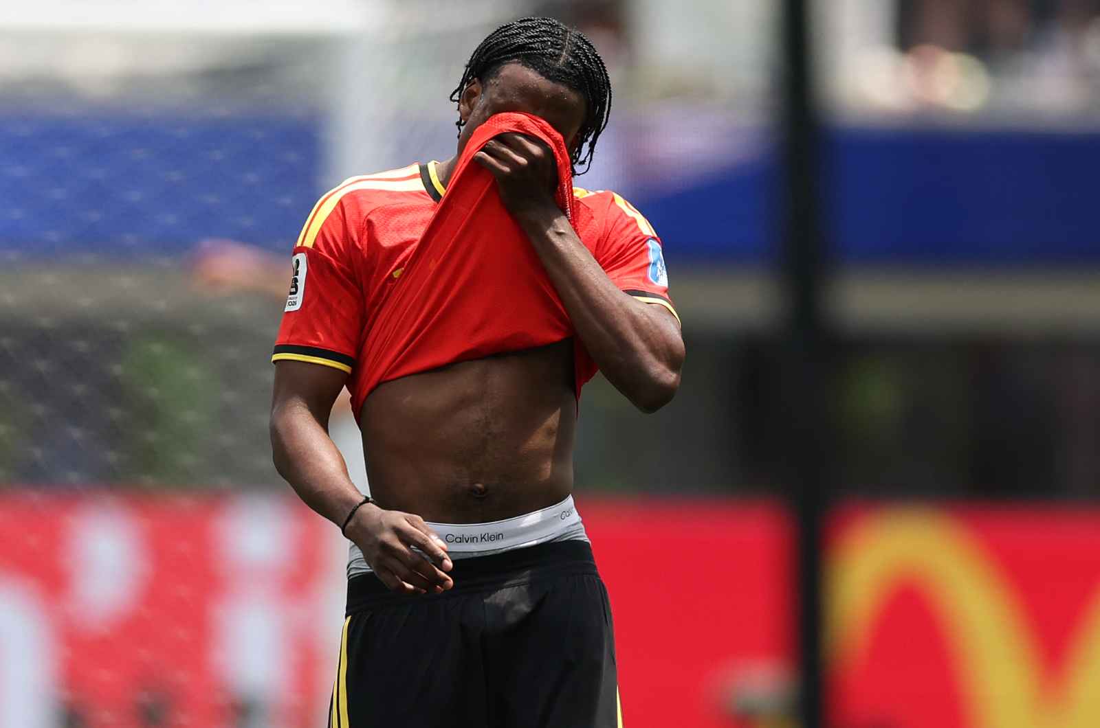 nathan ngoy rouge iran INGLEWOOD, CALIFORNIE - 21 JUIN : Nathan Ngoy #25 de Belgique quitte le terrain après avoir reçu un carton rouge lors du match du groupe G de la Coupe du Monde FIFA 2026 entre la Belgique et la IR Iran au Los Angeles Stadium le 21 juin 2026 à Inglewood, Californie.