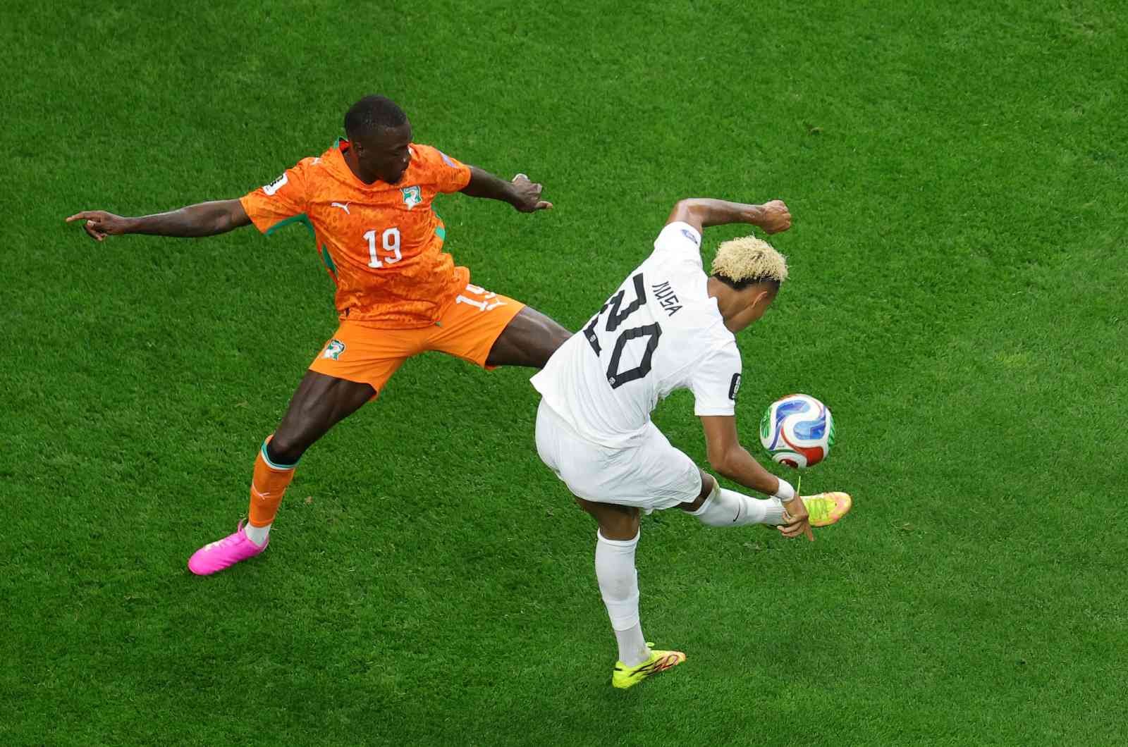 ARLINGTON, TEXAS - 30 JUIN : Antonio Nusa, #20 de Norv&egrave;ge, marque le premier but de son &eacute;quipe contre Nicolas Pepe #19 de C&ocirc;te d&rsquo;Ivoire lors du match des huiti&egrave;mes de finale de la Coupe du Monde de la FIFA 2026 entre la C&ocirc;te d&rsquo;Ivoire et la Norv&egrave;ge au Dallas Stadium le 30 juin 2026 &agrave; Arlington, Texas.