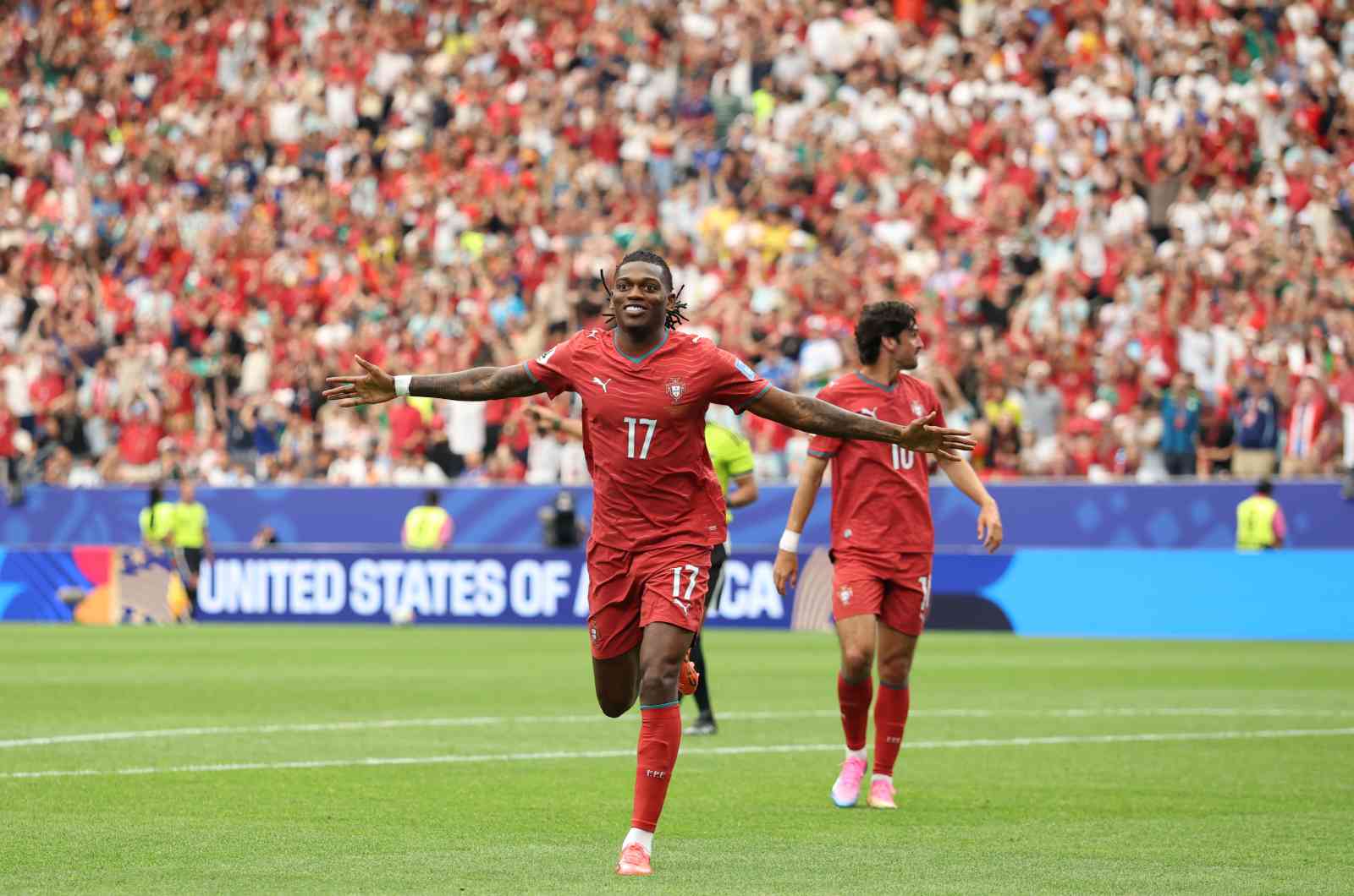 HOUSTON, TEXAS - 23 JUIN : Rafael Leao #17 du Portugal c&eacute;l&egrave;bre le cinqui&egrave;me but de son &eacute;quipe lors du match du Groupe K de la Coupe du Monde FIFA 2026 entre le Portugal et l&rsquo;Ouzb&eacute;kistan au Houston Stadium le 23 juin 2026 &agrave; Houston, Texas.
