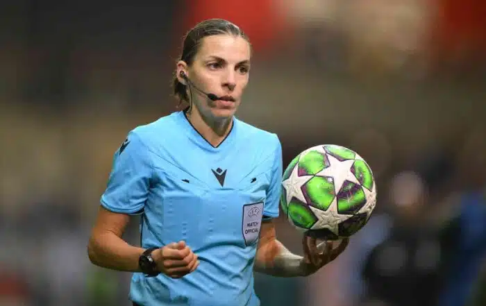 MUNICH, ALLEMAGNE - 16 OCTOBRE : Les arbitres Stephanie Frappart porte le ballon lors du match de phase de championnat 2025/26 de la Ligue des champions f&eacute;minine de l&rsquo;UEFA entre le FC Bayern Munich et la Juventus FC au FCB Campus, le 16 octobre 2025 &agrave; Munich, Allemagne.