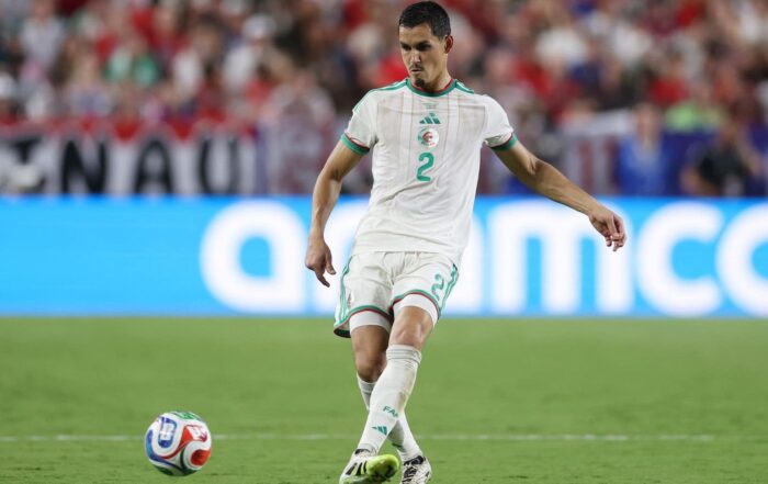 A&iuml;ssa Mandi, ancien joueur du LOSC, prend sa retraite internationale avec l'Alg&eacute;rie.
