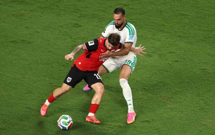 KANSAS CITY, MISSOURI - 27 JUIN : Romano Schmid #18 d’Autriche est défié par Nabil Bentaleb #19 d’Algérie lors du match du groupe J de la Coupe du Monde FIFA 2026 entre l’Algérie et l’Autriche au Kansas City Stadium le 27 juin 2026 à Kansas City, Missouri.