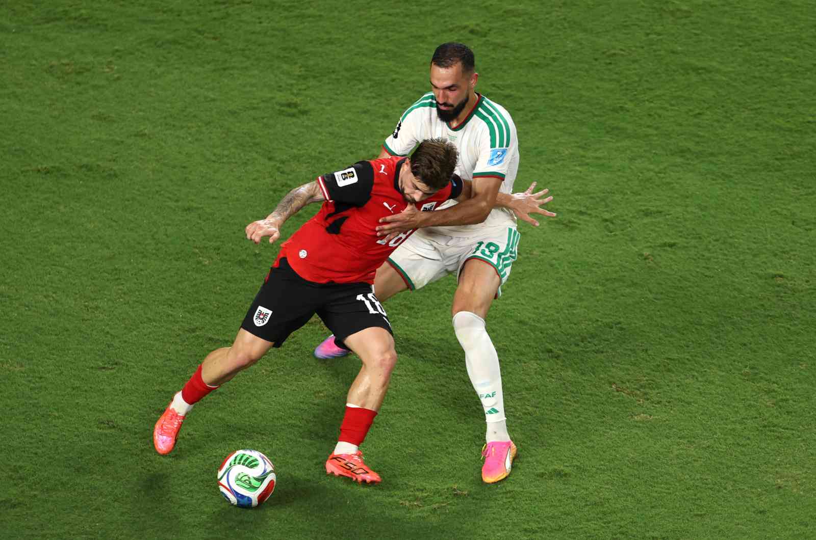 Nabil Bentaleb Algerie Suisse KANSAS CITY, MISSOURI - 27 JUIN : Romano Schmid #18 d’Autriche est défié par Nabil Bentaleb #19 d’Algérie lors du match du groupe J de la Coupe du Monde FIFA 2026 entre l’Algérie et l’Autriche au Kansas City Stadium le 27 juin 2026 à Kansas City, Missouri.