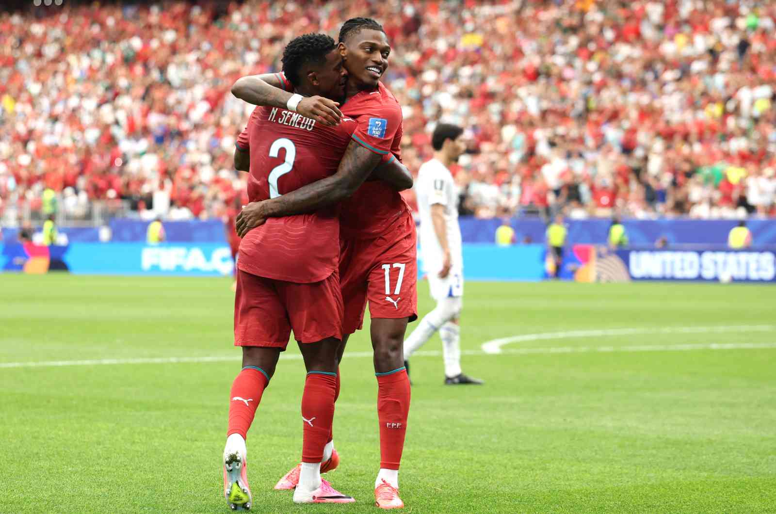 HOUSTON, TEXAS - 23 JUIN : Rafael Leao #17 du Portugal célèbre avec son coéquipier Nelson Semedo #2 après avoir inscrit le cinquième but de son équipe lors du match du groupe K de la Coupe du Monde FIFA 2026 entre le Portugal et l’Ouzbékistan au Houston Stadium le 23 juin 2026 à Houston, Texas.