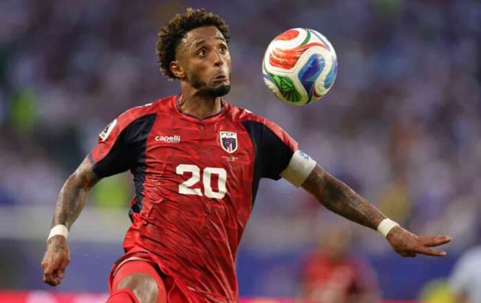 MIAMI GARDENS, FLORIDE - 21 JUIN : Ryan Mendes #20 de Cap-Verde contrôle le ballon lors du match du groupe H de la Coupe du Monde de la FIFA 2026 entre l’Uruguay et le Cap-Vert au Miami Stadium le 21 juin 2026 à Miami Gardens, Floride.