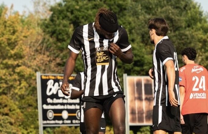 Usman Simbakoli, ancien joueur du LOSC, buteur avec Angers.