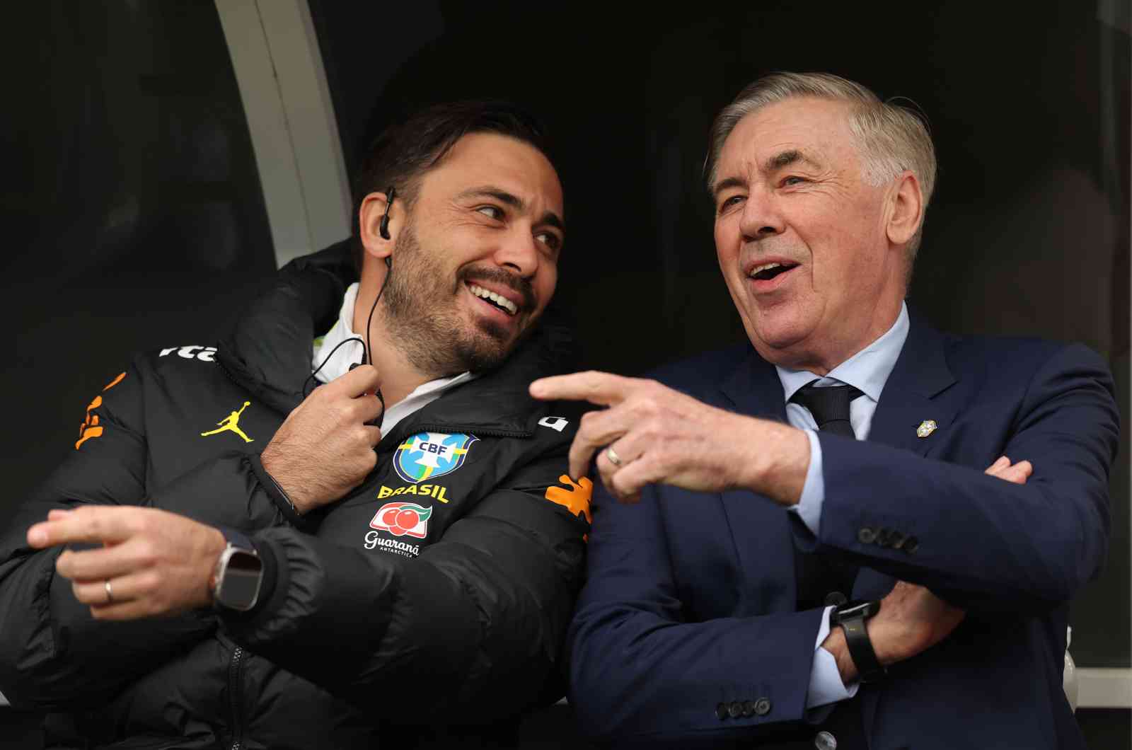 FOXBOROUGH, MASSACHUSETTS - 26 MARS : Carlo Ancelotti, entra&icirc;neur principal du Br&eacute;sil, discute avec son entra&icirc;neur adjoint Davide Ancelotti lors du match amical international entre le Br&eacute;sil et la France au Gillette Stadium le 26 mars 2026 &agrave; Foxborough, Massachusetts.
