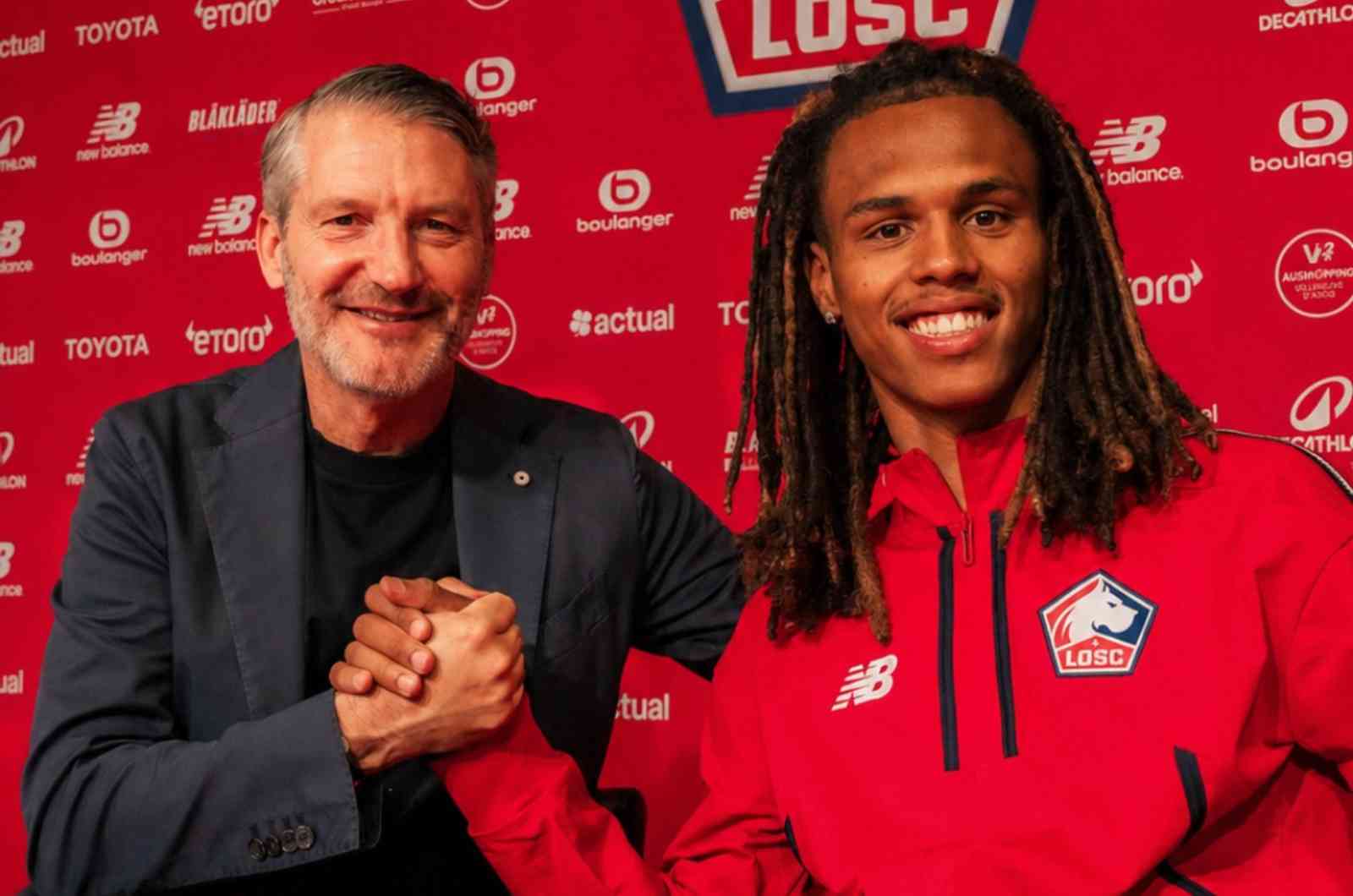 Lound Srdanovic aux c&ocirc;t&eacute;s d'Olivier L&eacute;tang lors de la signature du contrat.
