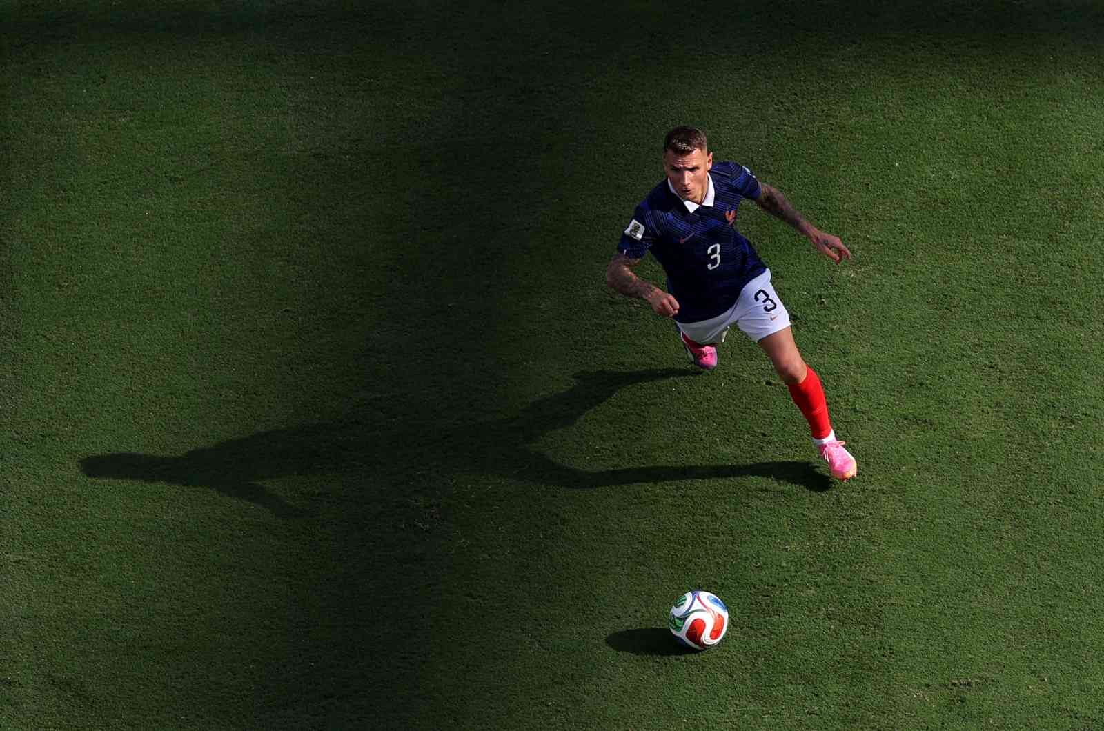 lucas digne france suede EAST RUTHERFORD, NEW JERSEY - 30 JUIN : Lucas Digne #3 de France contrôle le ballon lors du match de finale de la Coupe du Monde de la FIFA 2026 entre la France et la Suède au New York New Jersey Stadium le 30 juin 2026 à East Rutherford, New Jersey.