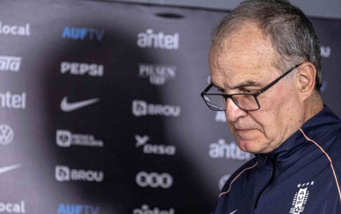 MONTEVIDEO, URUGUAY - 30 JUIN : Marcelo Bielsa, sélectionneur principal de l’Uruguay, arrive pour assister à une conférence de presse après l’élimination de l’Uruguay à la Coupe du Monde de la FIFA 2026 au Stade Centenario, le 30 juin 2026 à Montevideo, Uruguay. L’Uruguay a été éliminé en huitièmes de finale de la Coupe du Monde de la FIFA 2026.