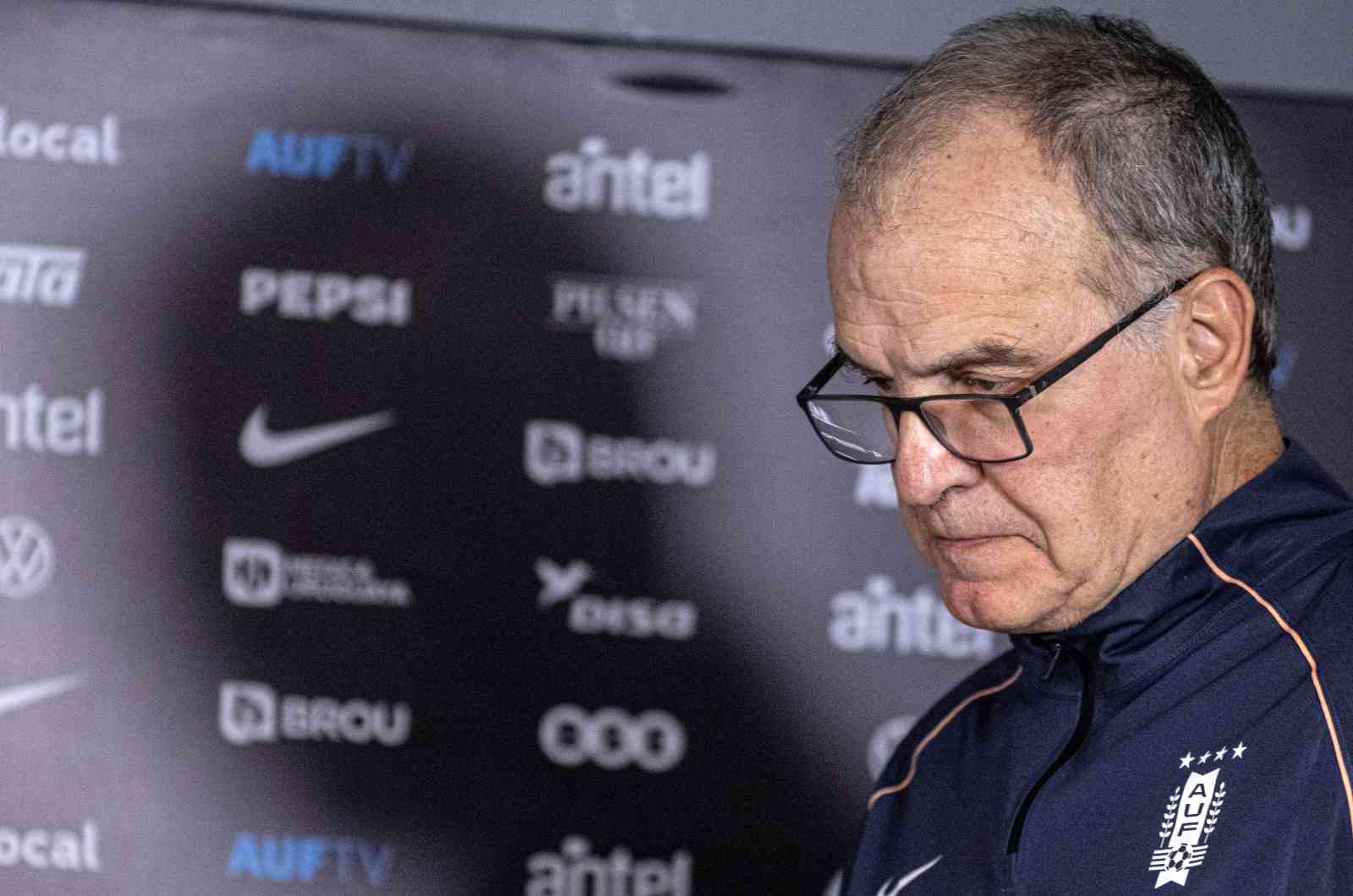 MONTEVIDEO, URUGUAY - 30 JUIN : Marcelo Bielsa, s&eacute;lectionneur principal de l&rsquo;Uruguay, arrive pour assister &agrave; une conf&eacute;rence de presse apr&egrave;s l&rsquo;&eacute;limination de l&rsquo;Uruguay &agrave; la Coupe du Monde de la FIFA 2026 au Stade Centenario, le 30 juin 2026 &agrave; Montevideo, Uruguay. L&rsquo;Uruguay a &eacute;t&eacute; &eacute;limin&eacute; en huiti&egrave;mes de finale de la Coupe du Monde de la FIFA 2026.